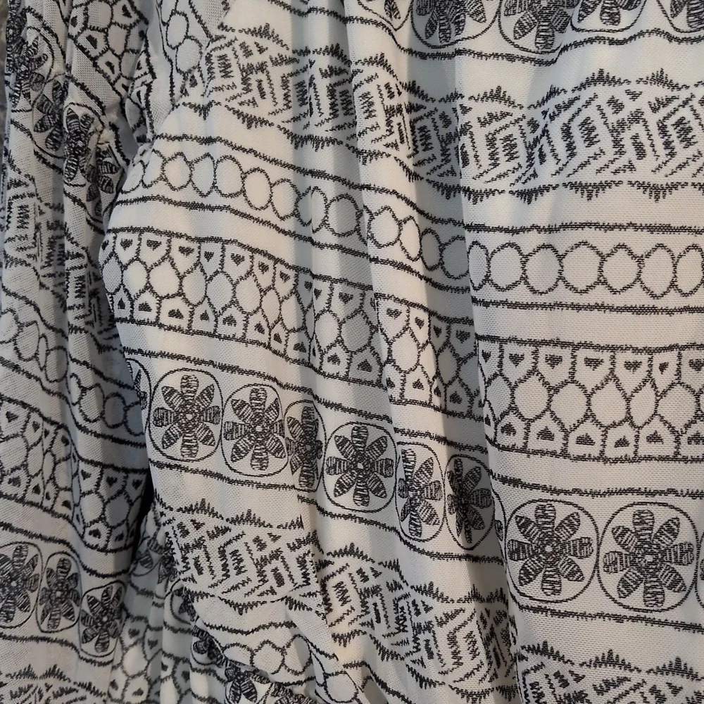 NWOT Cato Women's Top Size L Black White Floral Ruffled 3/4 Sleeve - Picture 3 of 4